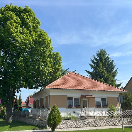 Cseresznyés Ház Lipót Esterno foto