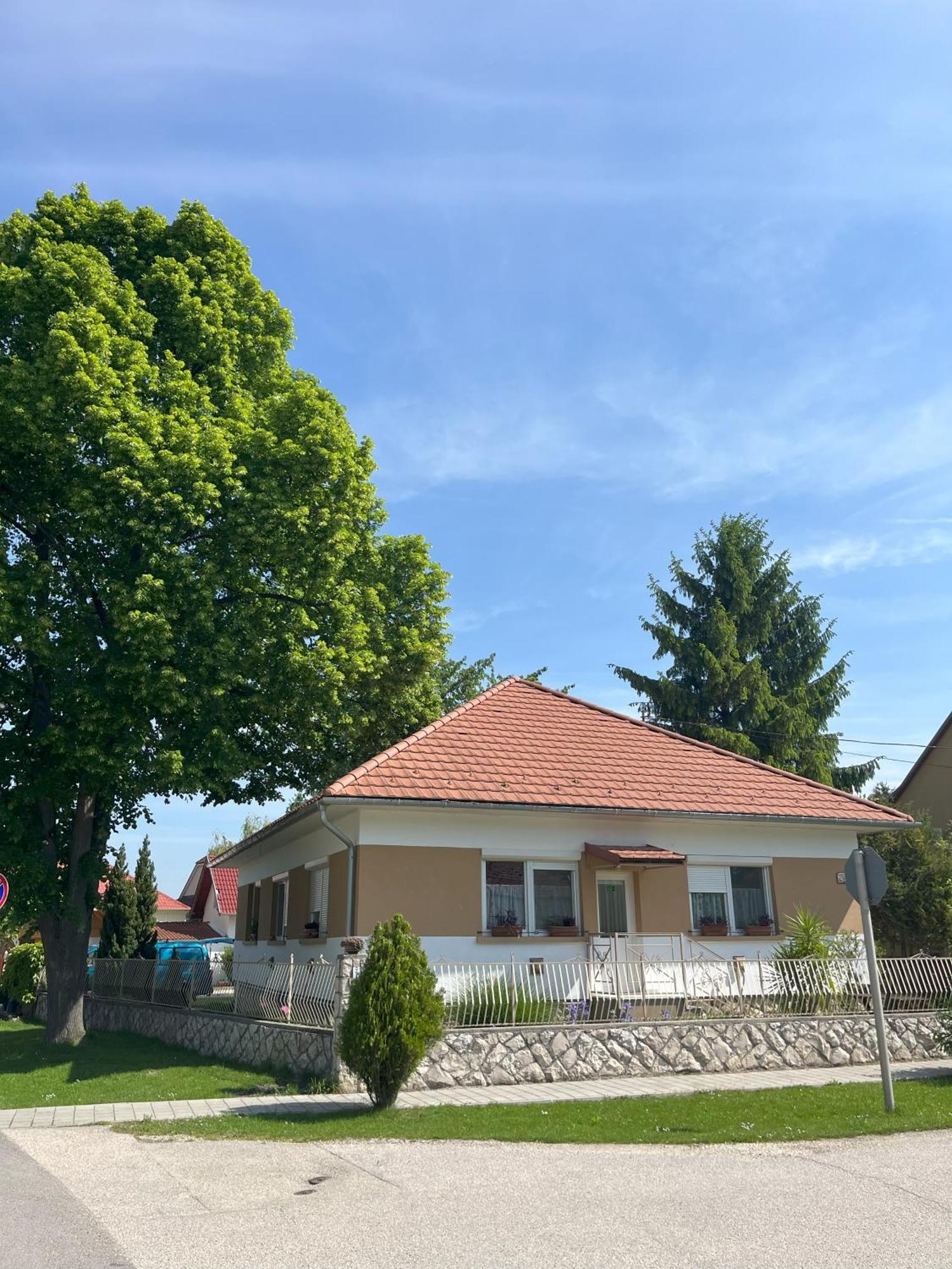 Cseresznyés Ház Lipót Esterno foto